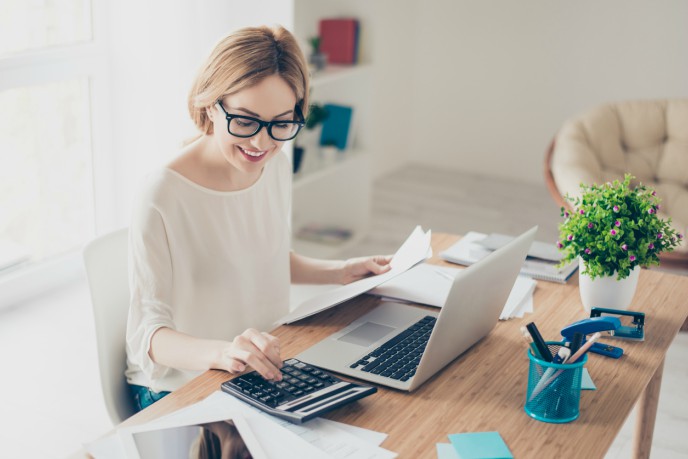 SMEs and the small claims court – using an electronic audit trail - woman at desk with calculator and laptop