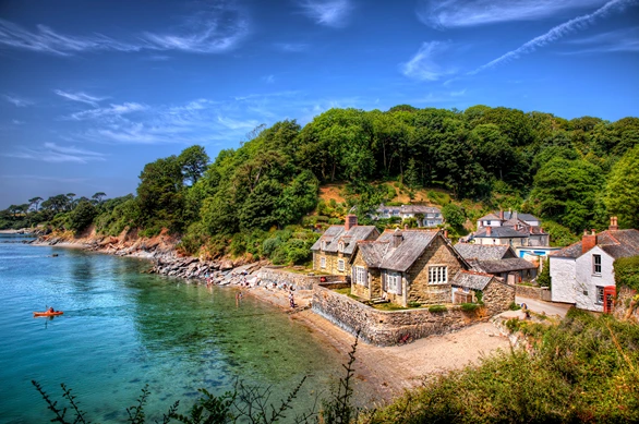 A beautiful holiday cottage in a hamlet on the seafront, backed by woods